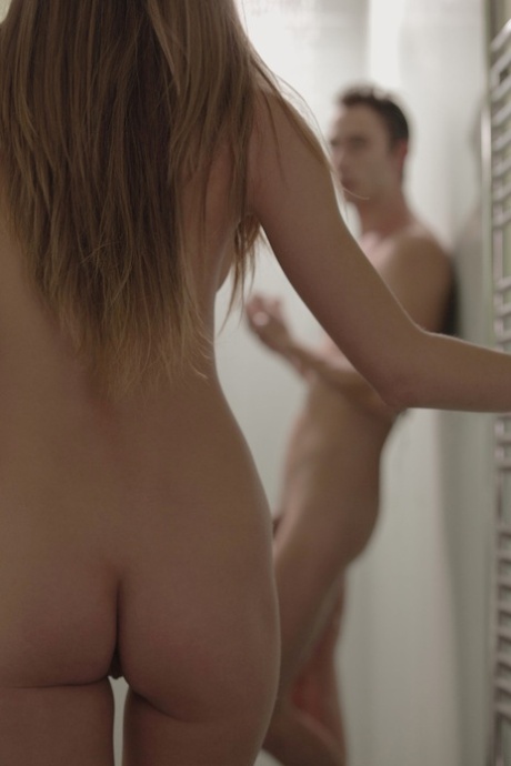 Возбужденная девушка-подросток с тугой попкой соблазняет своего сводного брата в душе картинка 1