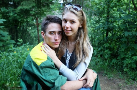 Любительская цыпочка занимается жестким аналом на футоне в позе раком картинка 3