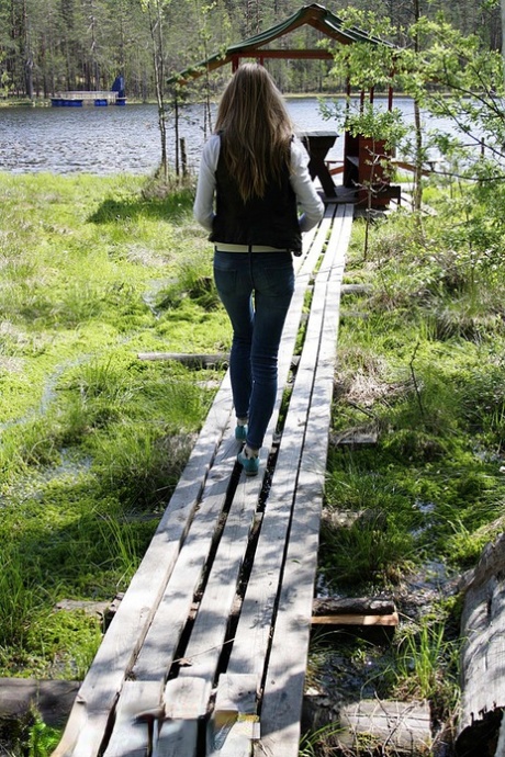 Горячая молоденькая Меган делает минет от первого лица, показывая свои сиськи в загородном коттедже картинка 11