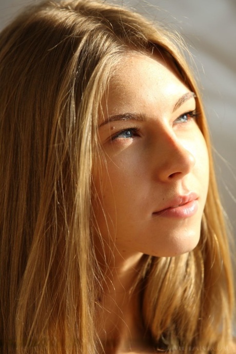 Красивая молодая модель Кэтрин А демонстрирует сексуальные ножки перед тем, как раздеться догола картинка 9