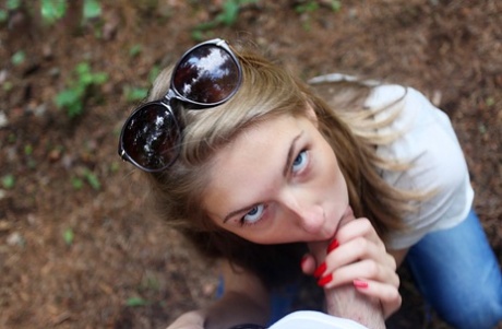 Девушка по соседству Меган показывает свои сиськи, сидя на камне в озере картинка 1