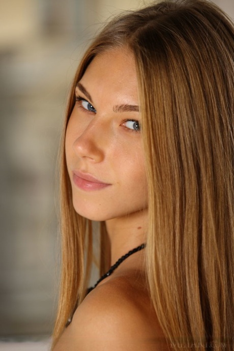 Сексуальная девушка со светлыми волосами Кэтрин А носит галстук во время позирования в обнаженном виде картинка 18