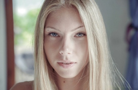 Длинноногая блондинка-модель Анжелика снимает трусики для выступления обнаженной моделью картинка 1