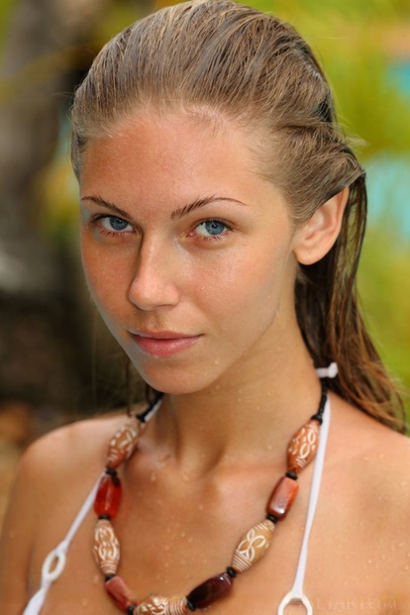 Мокрая молоденькая красотка Кэтрин А освобождает маленькие сиськи от бикини в бассейне картинка 10