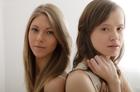 Молодо выглядящие девушки Снежанна и Китана занимаются лесбийским сексом на своей кровати картинка 2