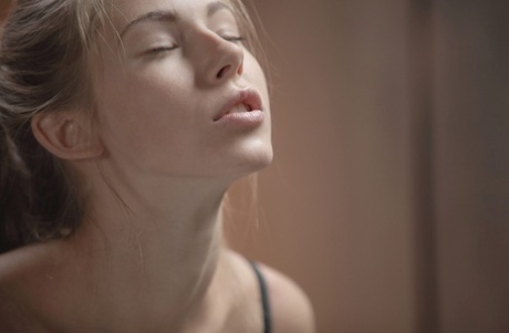 Молодая красотка Анжелика целует своего парня и получает сперму на свою горячую попку картинка 9