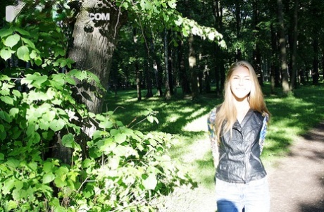 Стройная любительница обнажает свои маленькие сиськи в синих джинсах во время домашнего действа картинка 1