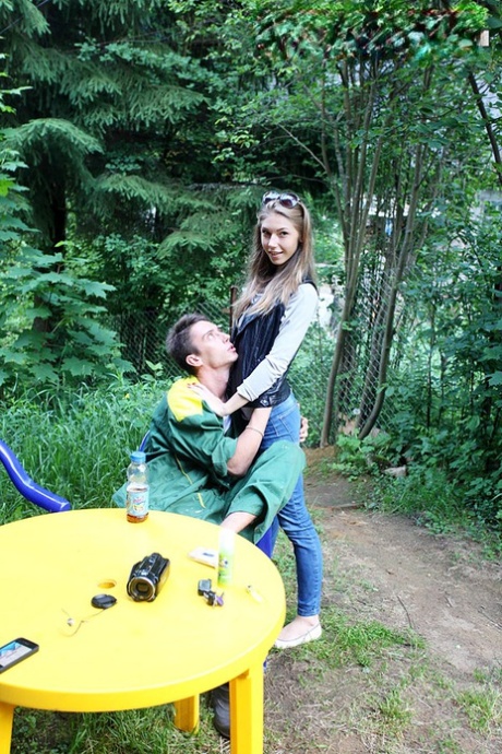 Любительская цыпочка занимается жестким аналом на футоне в позе раком картинка 1