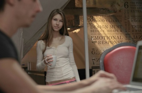 Возбужденная подружка Анжелика вылизывает свою задницу во время страстного соблазнения и траха картинка 1