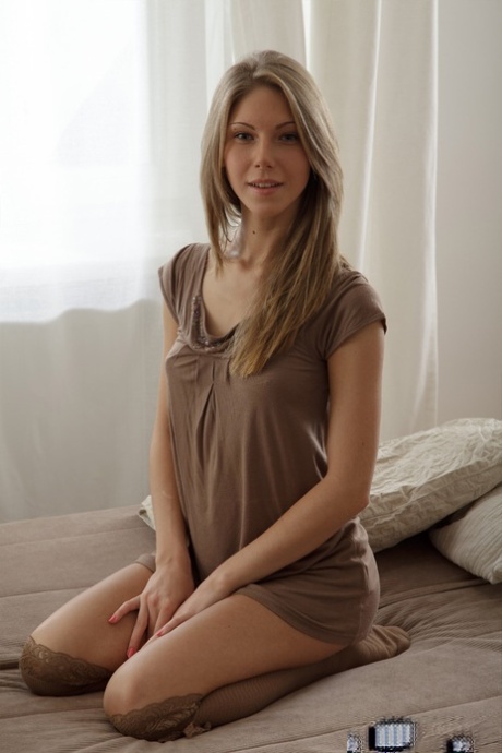 Неопытная девушка в гольфах до колен демонстрирует свое худенькое тело в обнаженном виде картинка 4