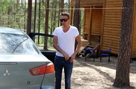 Горячая молоденькая Меган делает минет от первого лица, показывая свои сиськи в загородном коттедже картинка 3