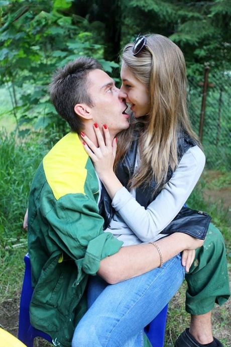 Любительская цыпочка занимается жестким аналом на футоне в позе раком картинка 2