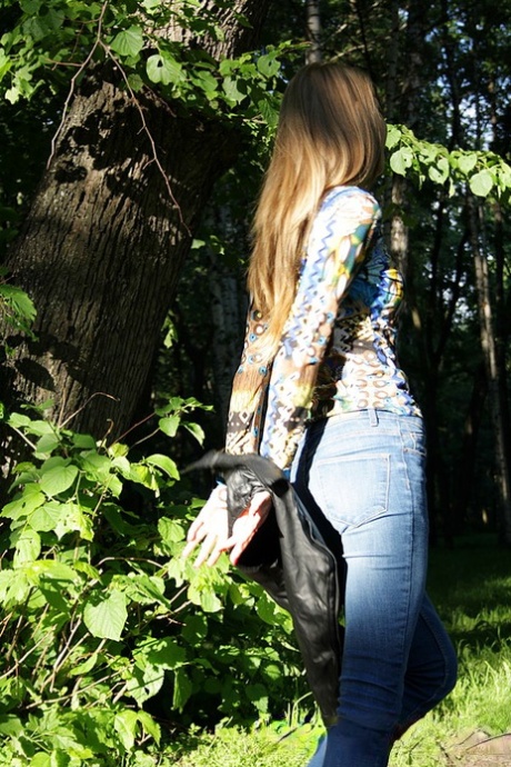 Стройная любительница обнажает свои маленькие сиськи в синих джинсах во время домашнего действа картинка 6