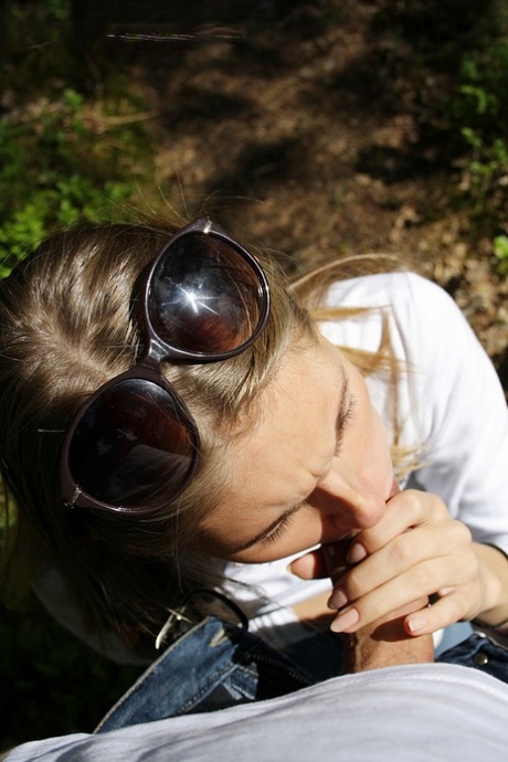 Горячая молоденькая Меган делает минет от первого лица, показывая свои сиськи в загородном коттедже картинка 8