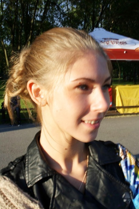 Стройная любительница обнажает свои маленькие сиськи в синих джинсах во время домашнего действа картинка 9