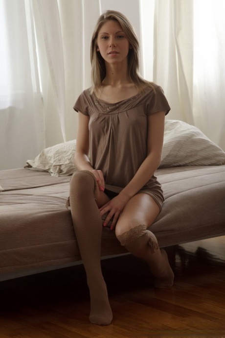 Миниатюрная молоденькая Анжелика привлекает внимание к своей идеально гладкой киске в обнаженном виде картинка 1