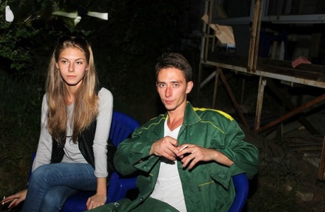 Любительская цыпочка занимается жестким аналом на футоне в позе раком картинка 4