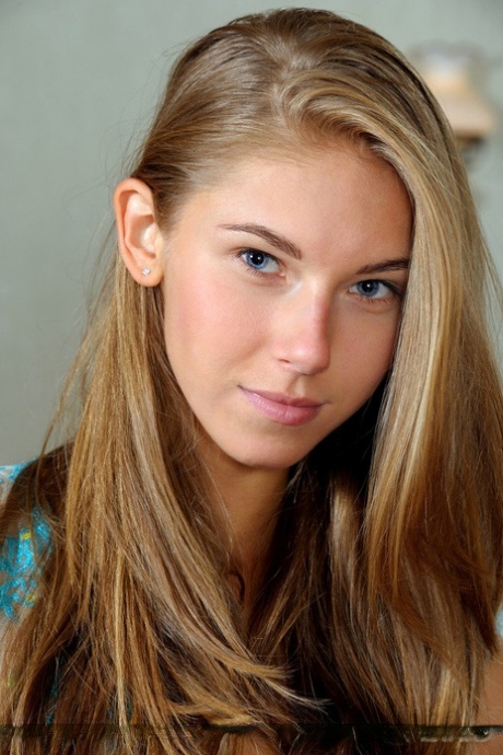 Молодая гламурная модель Кэтрин А, снимающая прозрачное нижнее белье, позирует обнаженной картинка 1