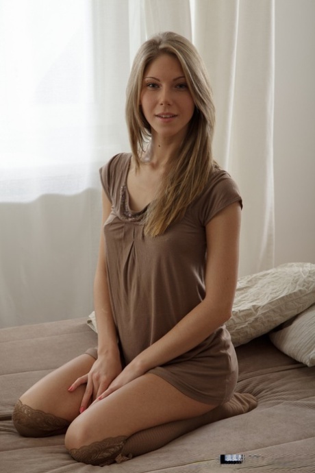 Худенькая блондинка раздвигает свою тугую розовую киску после того, как раздевается в гольфах до колен картинка 1