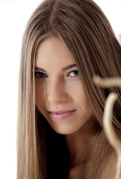 Молоденькая красотка показывает шикарную попку и бритую киску для сеанса мастурбации картинка 5