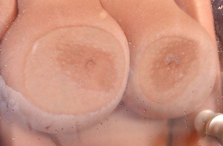 Топовая толстушка Кристал Свифт трахает себя дилдо в душе картинка 16