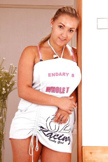 Красотка с потрясающими сиськами и прекрасной попкой по-крупному наслаждается игрушками в киске картинка 1