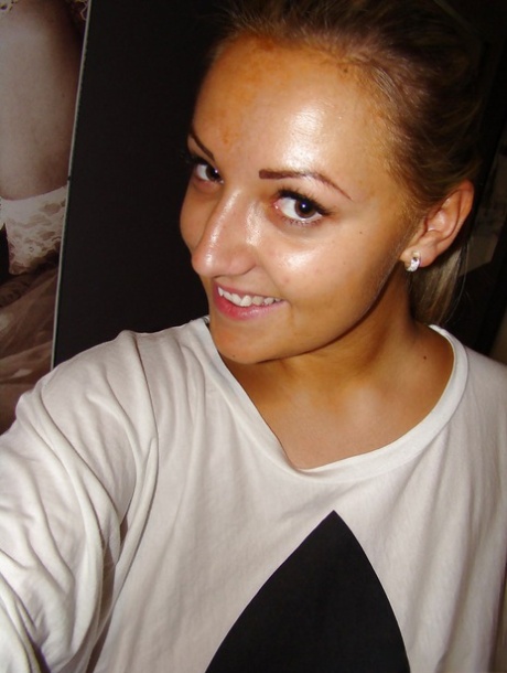 Молодая девушка-одиночка Кристал делает селфи с огромной натуральной грудью картинка 2