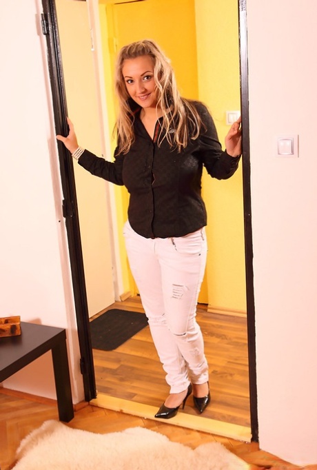 Сексуальная Кристал Свифт сжимает свои массивные сиськи в зажиме картинка 1