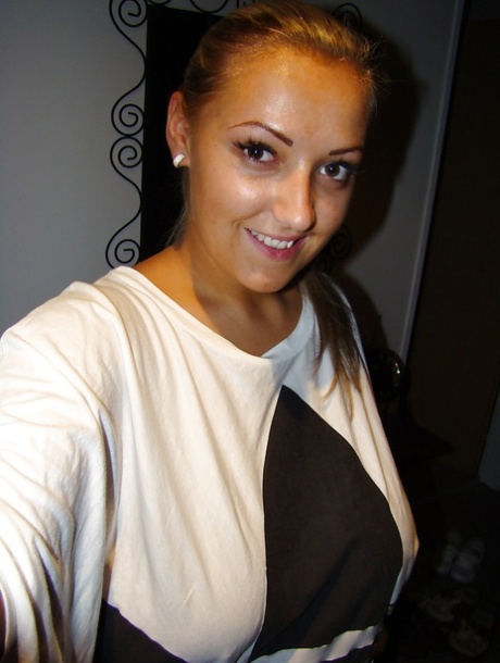 Пухленькая блондинка-подросток с массивными дынями раздевается и представляет себя картинка 2