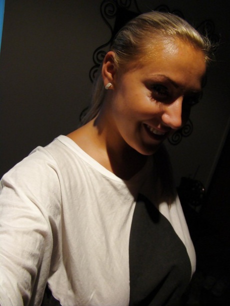 Молодая девушка-одиночка Кристал делает селфи с огромной натуральной грудью картинка 1