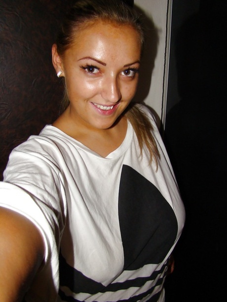 Пухленькая блондинка-подросток с массивными дынями раздевается и представляет себя картинка 1