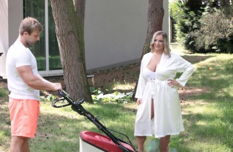 Блондинка Кристал Свифт соблазняет парня в халате и нижнем белье картинка 1