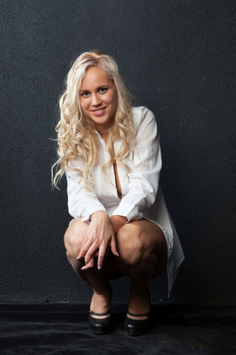 Горячая блондинка Пейдж показывает прелестную пару маленьких твердых сосков на упругих полных сиськах картинка 3