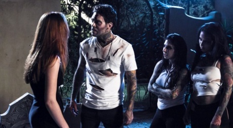 Новоиспеченная вдовица занимается сексом со своим покойным мужем, когда он возвращается в виде зомби картинка 9