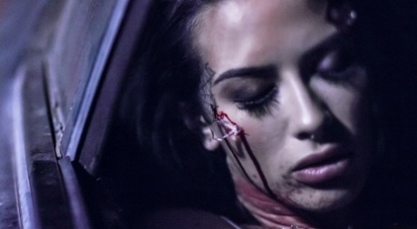 Новоиспеченная вдовица занимается сексом со своим покойным мужем, когда он возвращается в виде зомби картинка 4