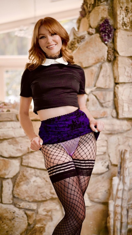 Девочки-подростки Лили Ларимар и Лейси Леннон принимают сексуальные позы во время акции без обнажения картинка 8