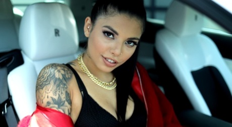 Горячие девушки занимаются лесбийским сексом втроем на балконной мебели в обнаженном виде картинка 2