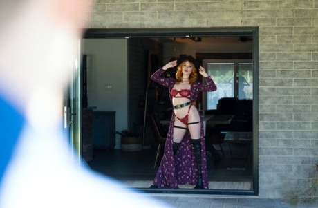 Сексуальная рыжеволосая Лейси Леннон соблазняет своего мужчину в накидке и нижнем белье плюс сапоги OTK картинка 1