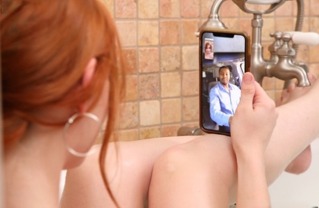 Натуральная рыжая красотка занимается оральным и вагинальным сексом с длинным черным членом картинка 1