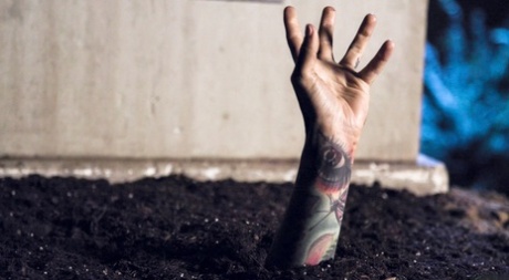 Новоиспеченная вдовица занимается сексом со своим покойным мужем, когда он возвращается в виде зомби картинка 7