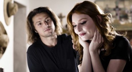 Натуральная рыжеволосая Лейси Леннон занимается сексом на кровати со своей целующейся кузиной картинка 1