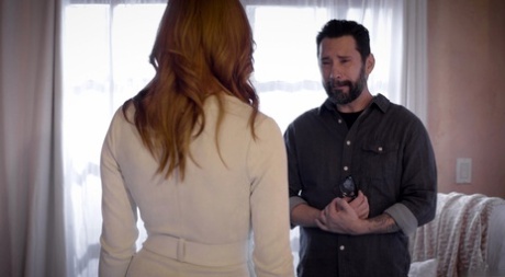 Натуральная рыжеволосая Лейси Леннон занимается сексом на кровати со своей целующейся кузиной картинка 7