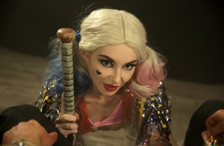 Белокурая молоденькая Лейси Леннон лижет член перед сексом раком в костюме для косплея картинка 7