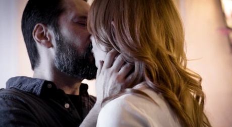 Натуральная рыжеволосая Лейси Леннон занимается сексом на кровати со своей целующейся кузиной картинка 8