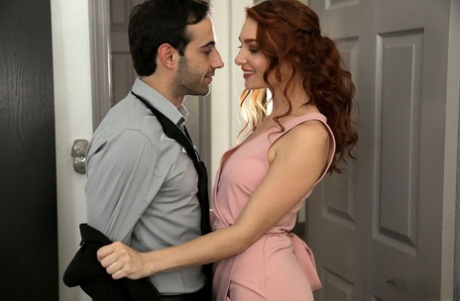 Сексуальная рыжеволосая Лейси Леннон освобождается от своего платья перед половым актом картинка 1