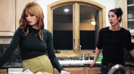 Рыжеволосая женщина Лейси Леннон щеголяет спермой после секса со своим пасынком картинка 1