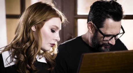 Натуральная рыжеволосая Лейси Леннон занимается сексом на кровати со своей целующейся кузиной картинка 2