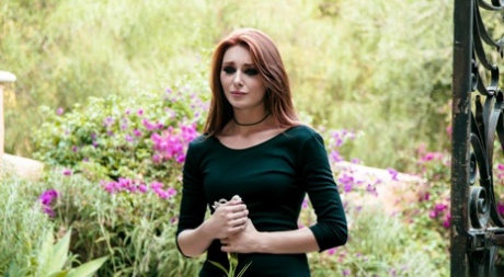 Новоиспеченная вдовица занимается сексом со своим покойным мужем, когда он возвращается в виде зомби картинка 1