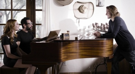 Натуральная рыжеволосая Лейси Леннон занимается сексом на кровати со своей целующейся кузиной картинка 3