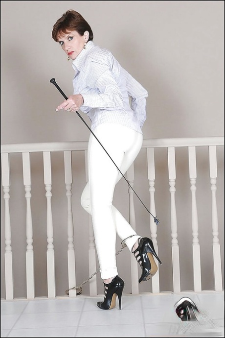 Зрелая фетишистка на высоких каблуках обнажает свою сексуальную попку и лысую киску картинка 2